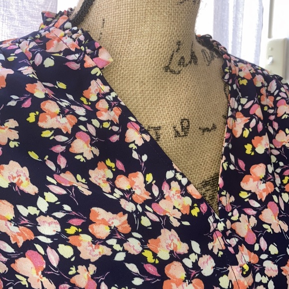 Women's Floral, V-Neck Shirt 👚 - Picture 2 of 8